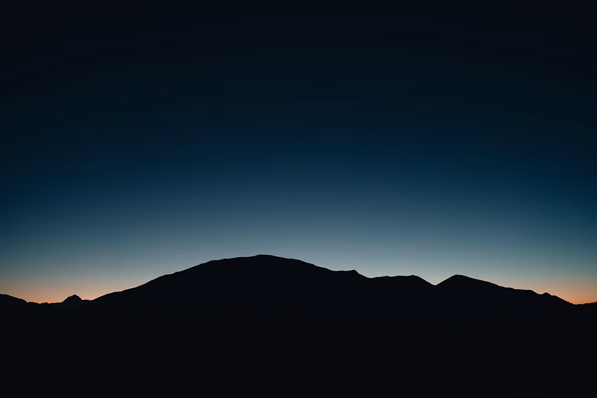 Une crête de montagne en ombre chinoise au crépuscule